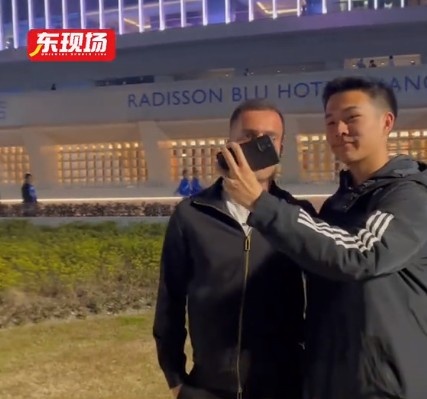  塞爾吉尼奧現身上海八萬人體育場，并與球迷親切打招呼合影