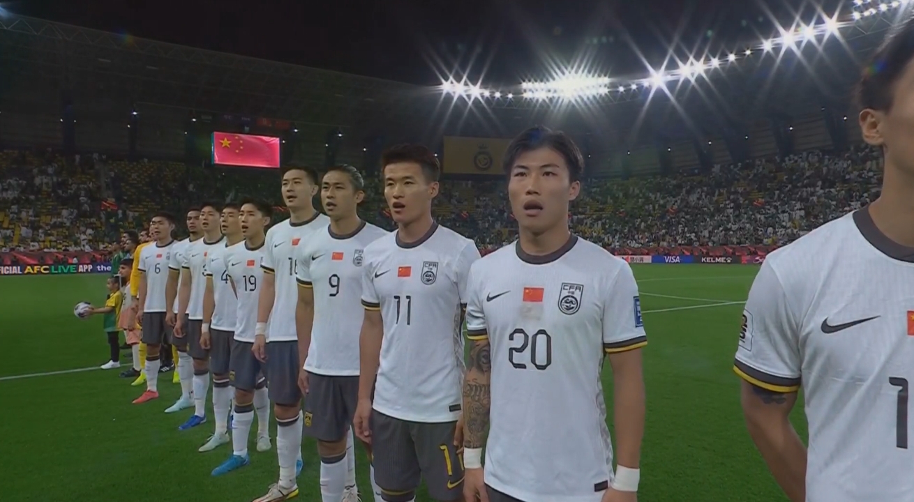 大戰(zhàn)一觸即發(fā)！賽前國(guó)歌儀式，國(guó)足首發(fā)11人高唱國(guó)歌
