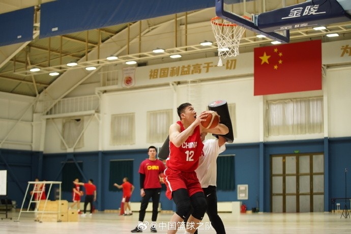  中國籃球之隊官博：大塊頭 大能量 祝李炎哲25歲生日快樂！