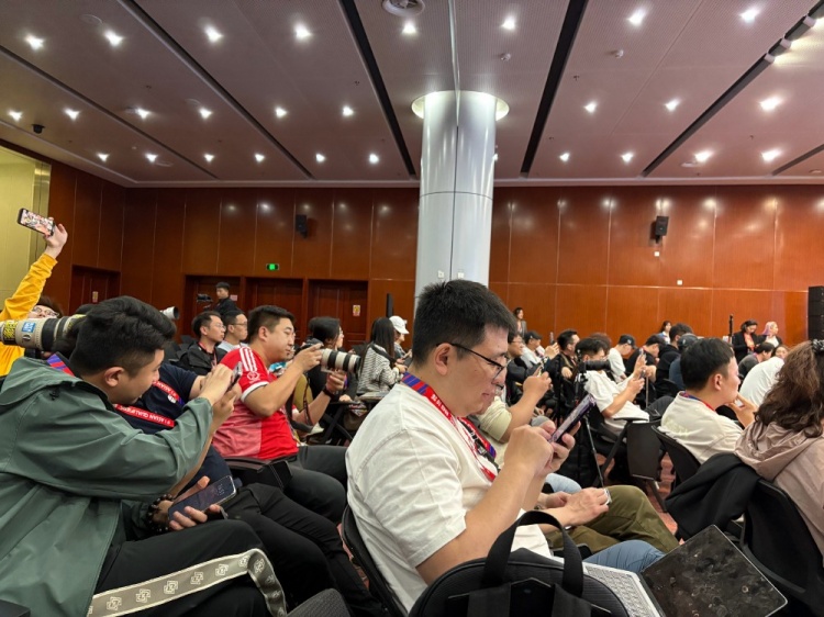  萬眾矚目！記者擠滿國足賽前新聞發(fā)布廳，賽場記者預(yù)計超300人
