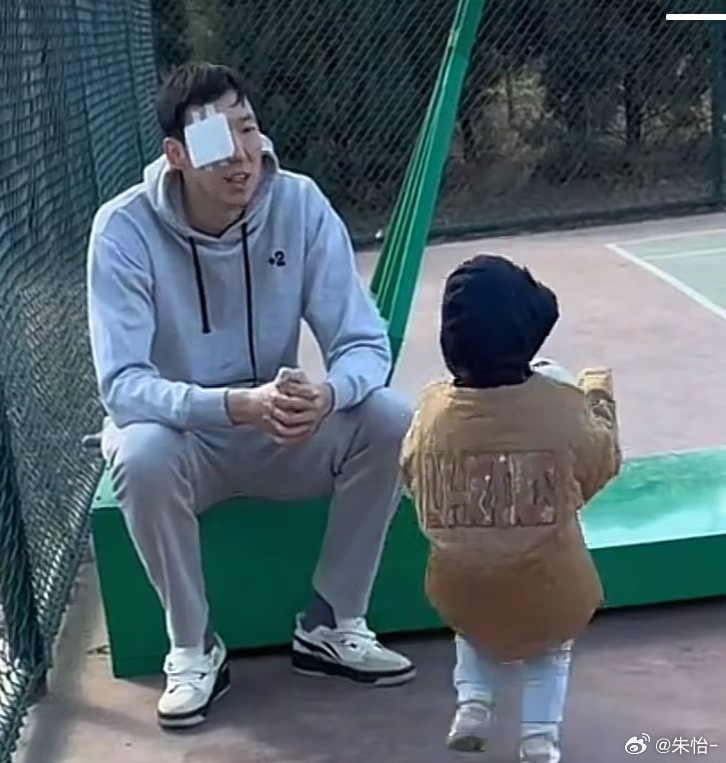  顧家好男人！記者曬出周琦手術(shù)后回歸家庭帶娃照片