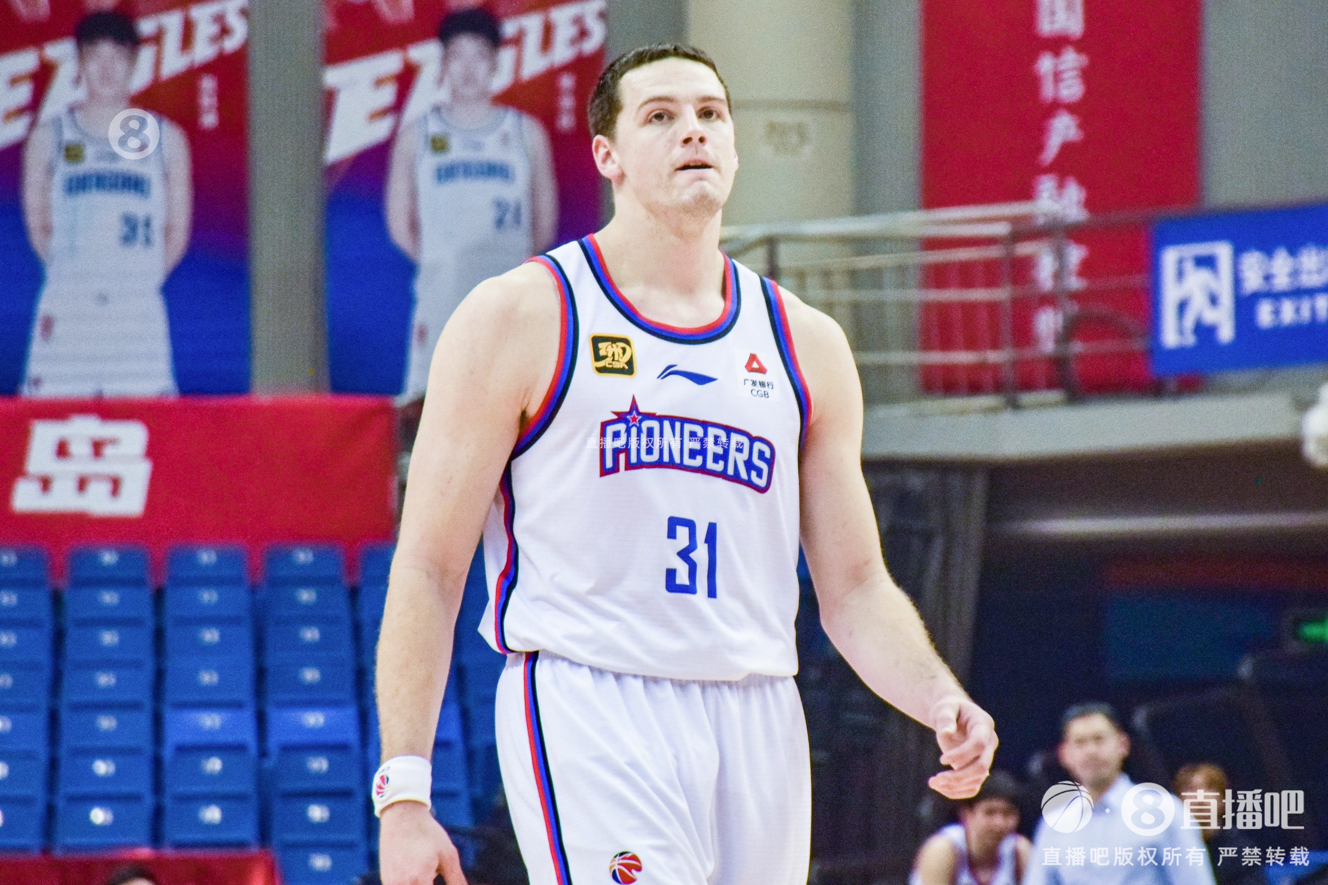  手感來遲了！大衛(wèi)-詹姆斯19中7&三分10中4拿到18分15籃板